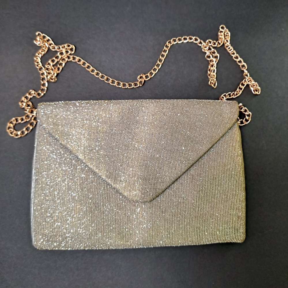 A NEW DAY ENVELOPE CLUTCH CROSSBODY. SILVER/GOLD.